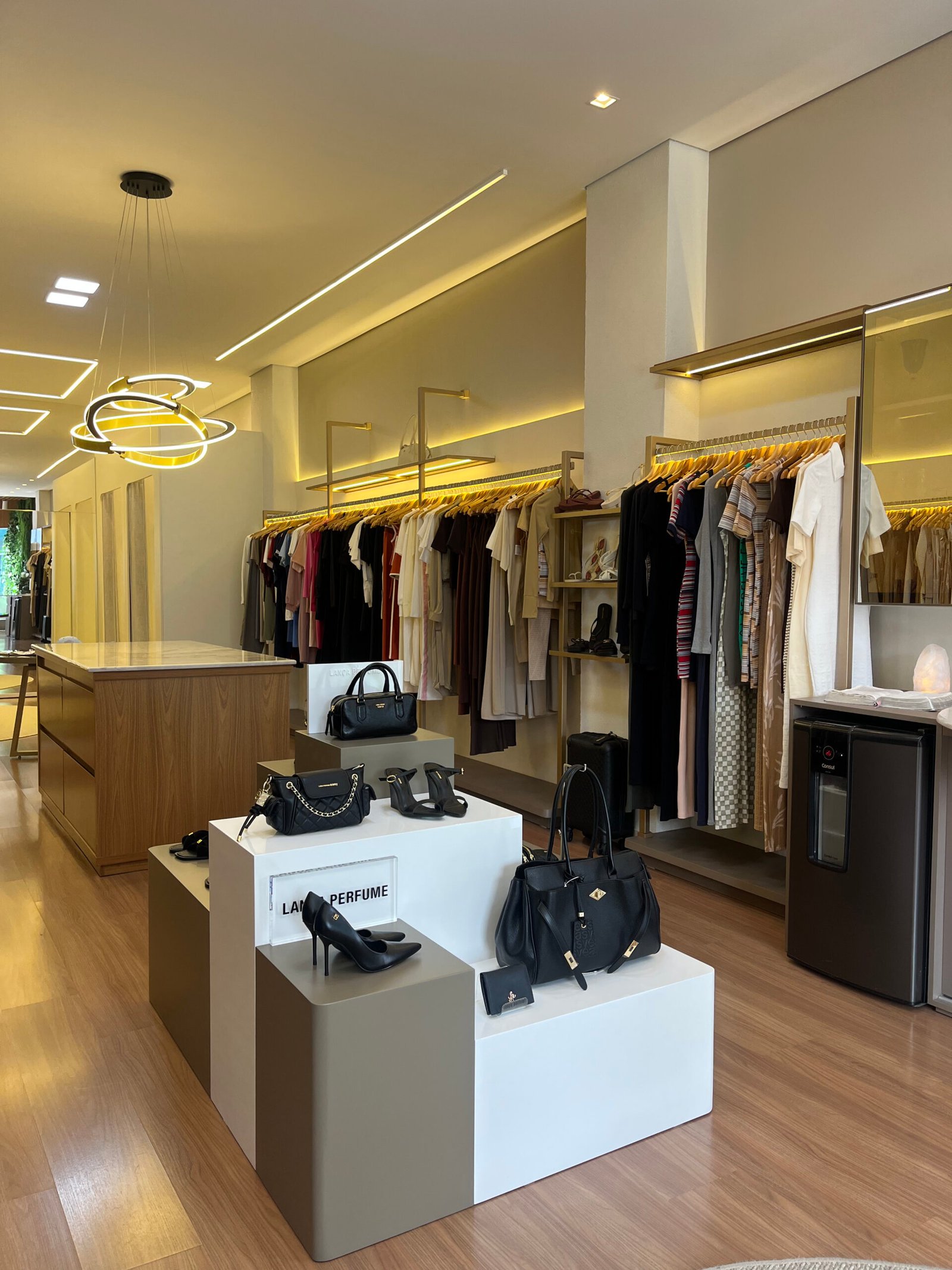 Ambiente interno da boutique By Janete Rosa
